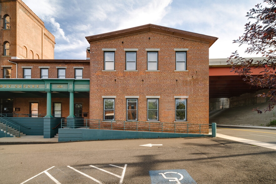 153 East St, New Haven, CT à louer - Photo du bâtiment - Image 3 de 5