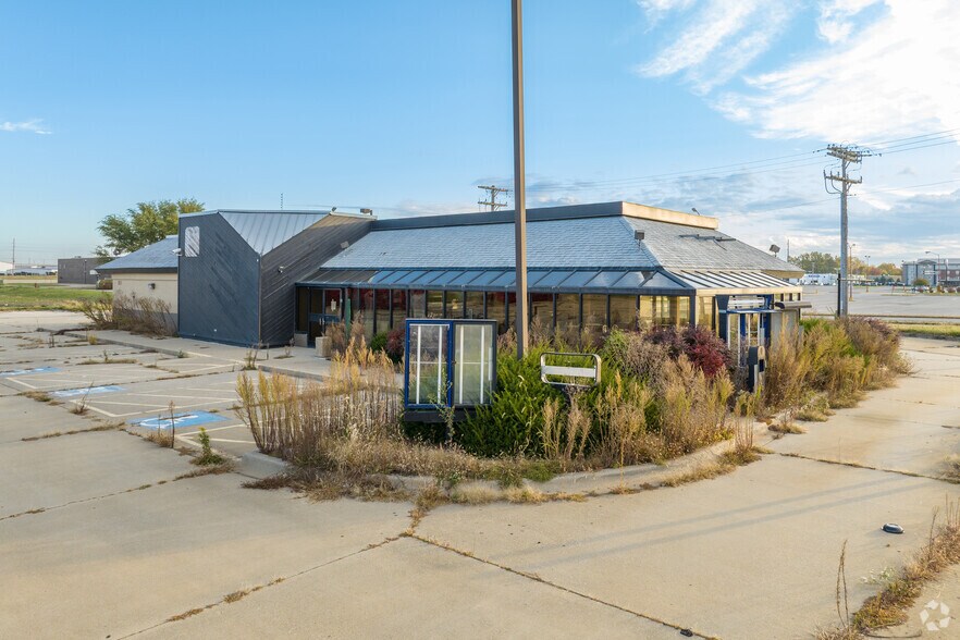 2901 S Grand Ave E, Springfield, IL à louer - Photo du bâtiment - Image 2 de 12