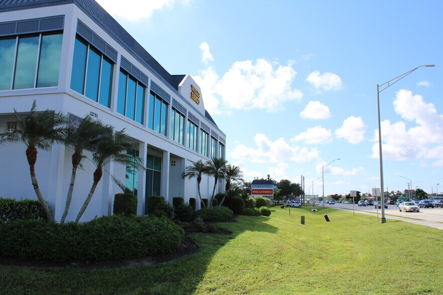 12751 S Cleveland Ave, Fort Myers, FL à louer - Photo du bâtiment - Image 3 de 26