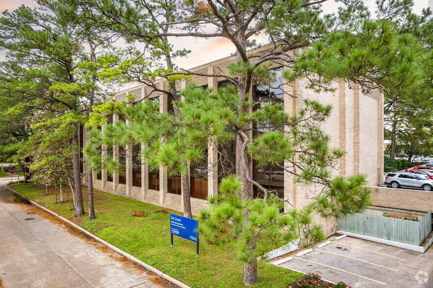 4545 Post Oak Pl, Houston, TX à louer - Photo du bâtiment - Image 2 de 9