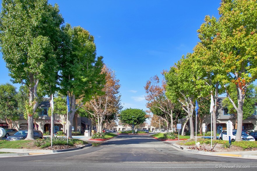 17151 Newhope St, Fountain Valley, CA à louer - Photo du bâtiment - Image 1 de 11