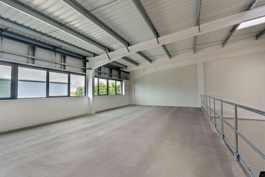 41 College Rd, Aylesbury for lease - Building Photo - Image 3 of 5