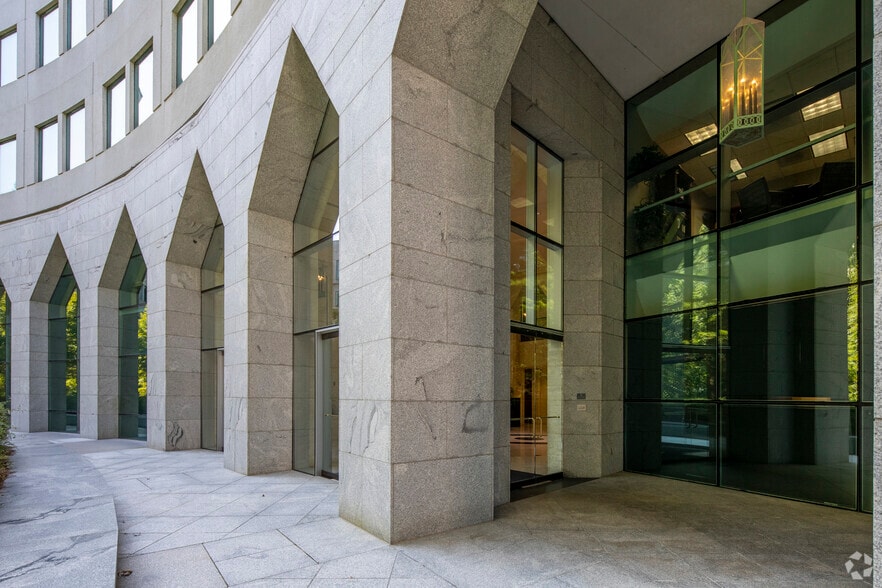 1000 Urban Center Dr, Vestavia Hills, AL for lease - Building Photo - Image 3 of 11