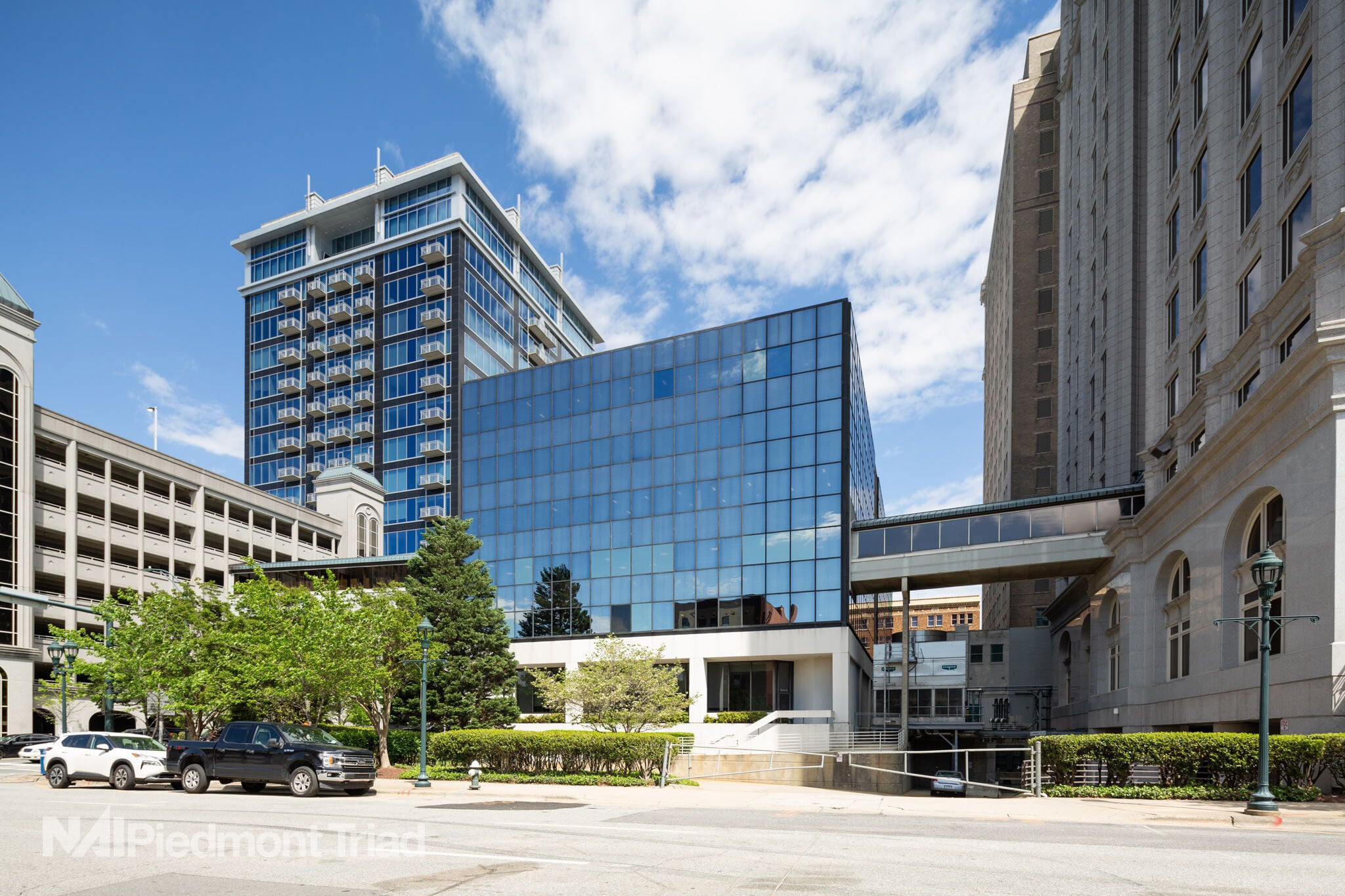 101 W Friendly Ave, Greensboro, NC à louer Photo principale- Image 1 de 7