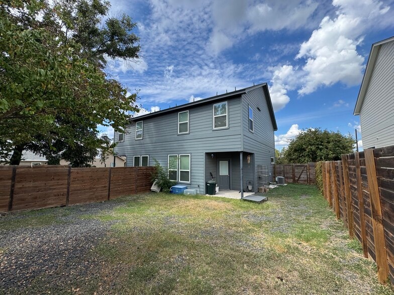 809 Northington St, Burnet, TX à vendre - Photo du bâtiment - Image 3 de 7