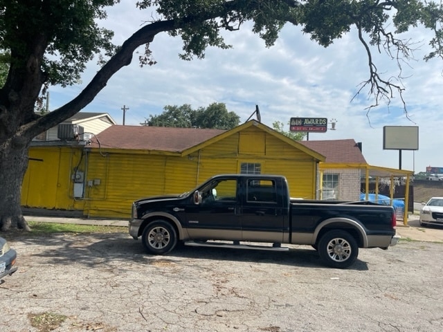 2615- 2619 North Fwy portfolio of 3 properties for sale on LoopNet.ca - Building Photo - Image 3 of 7