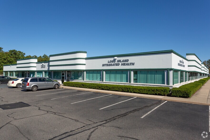 2805 Veterans Memorial Hwy, Ronkonkoma, NY à louer - Photo du bâtiment - Image 3 de 11