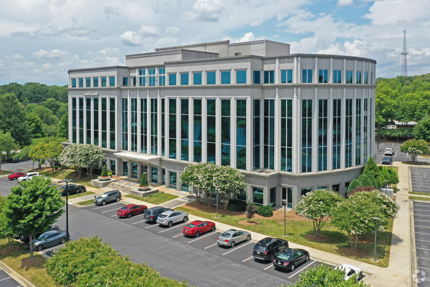 800 Green Valley Rd, Greensboro, NC à louer - Photo du bâtiment - Image 1 de 7