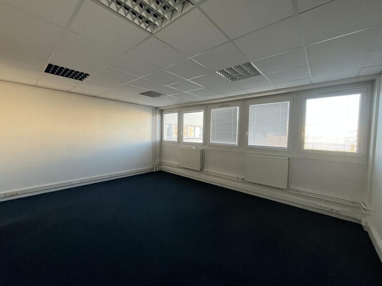 Office in Maurepas for lease - Interior Photo - Image 3 of 10