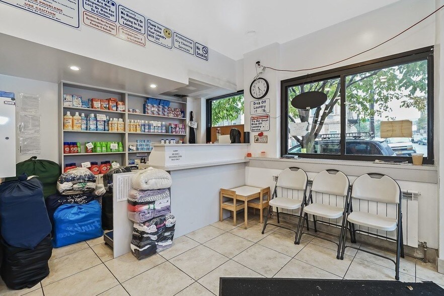 78-04 67th Dr, Middle Village, NY à vendre - Photo intérieure - Image 3 de 22