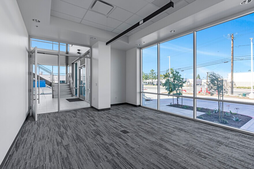 300 E Dyer Rd, Santa Ana, CA à louer - Photo du bâtiment - Image 2 de 7
