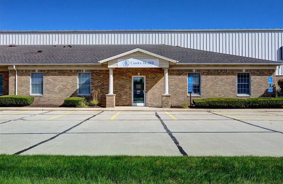 1502 Lear Industrial Pky, Avon, OH à louer - Photo du bâtiment - Image 1 de 9