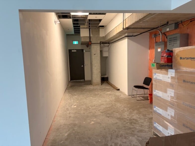 7977 Lansdowne Rd, Richmond, BC for lease - Interior Photo - Image 2 of 6