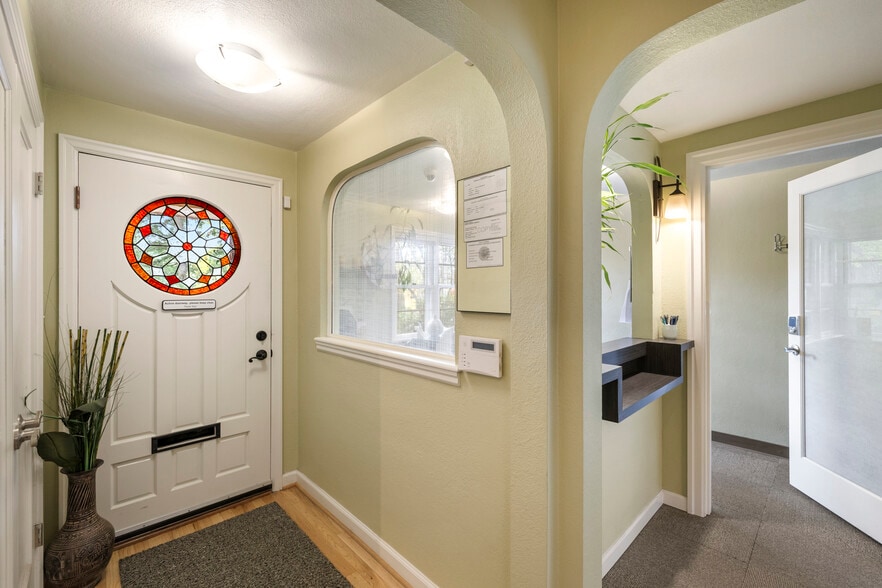 7303 SW Beaverton Hillsdale Hwy, Portland, OR à vendre - Photo du bâtiment - Image 2 de 54