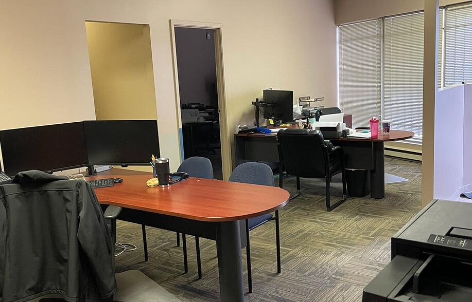 170 Wyatt Rd, Winnipeg, MB à louer - Photo du bâtiment - Image 3 de 4