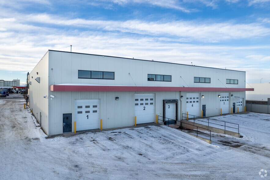 11510 40th St SE, Calgary, AB à vendre - Photo du bâtiment - Image 2 de 8
