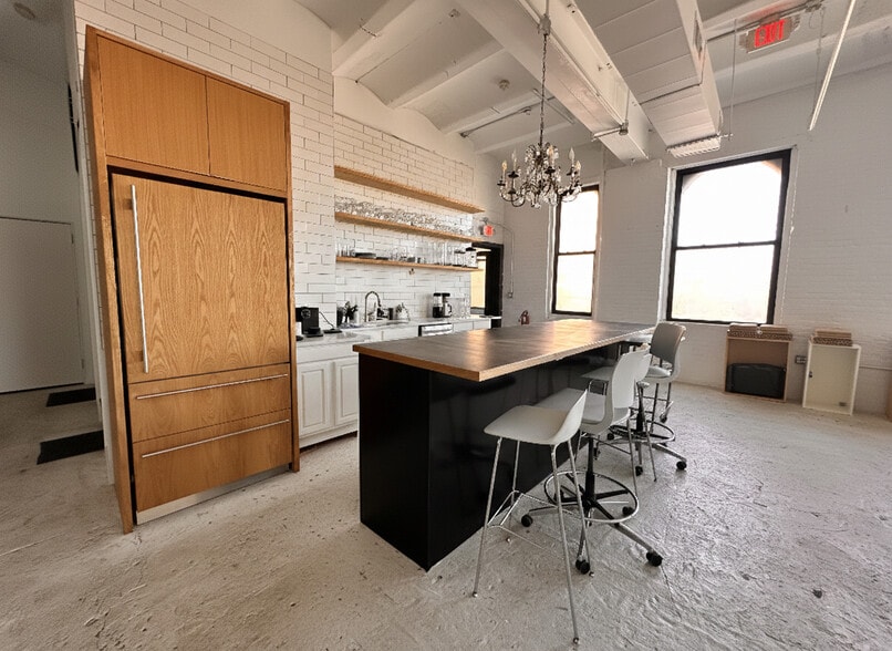 240 Meserole St, Brooklyn, NY for lease - Building Photo - Image 2 of 7