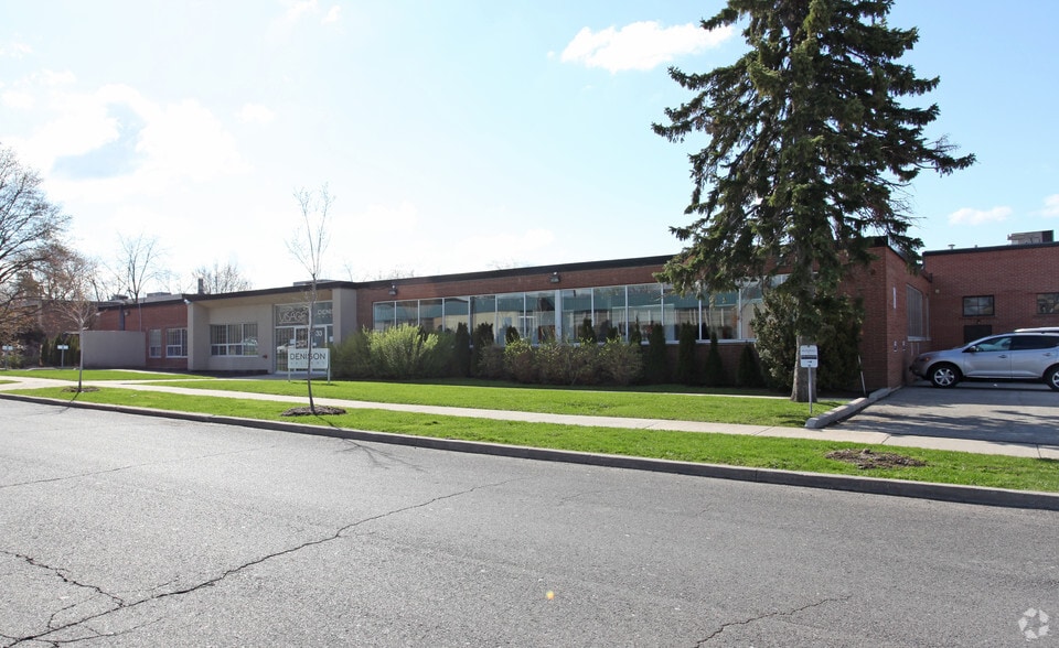 31-33 Wingold Ave, Toronto, ON à louer - Photo du bâtiment - Image 2 de 2