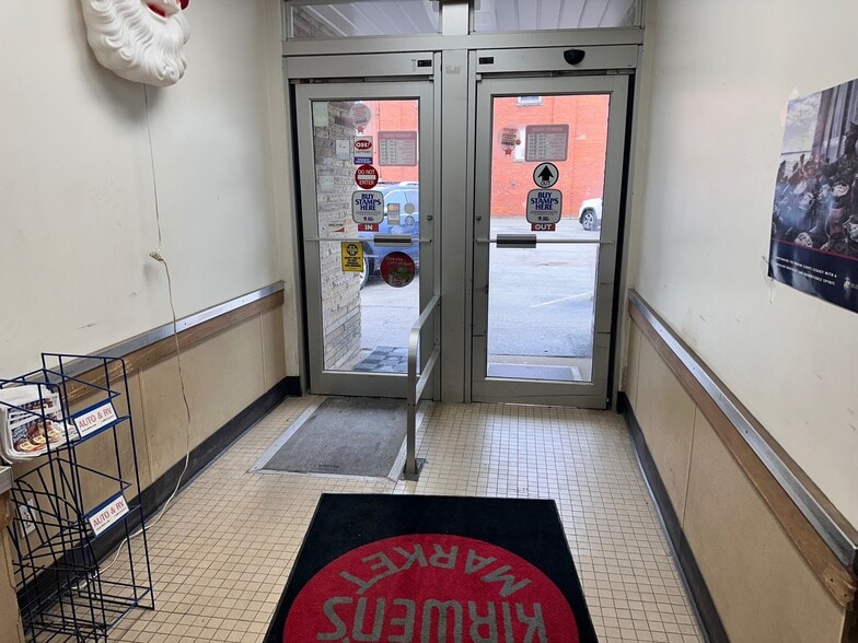 104 W Madison St, Gibsonburg, OH à vendre - Photo du bâtiment - Image 2 de 17