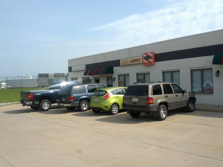 1624 Commerce Pky, Bloomington, IL for sale - Building Photo - Image 2 of 28