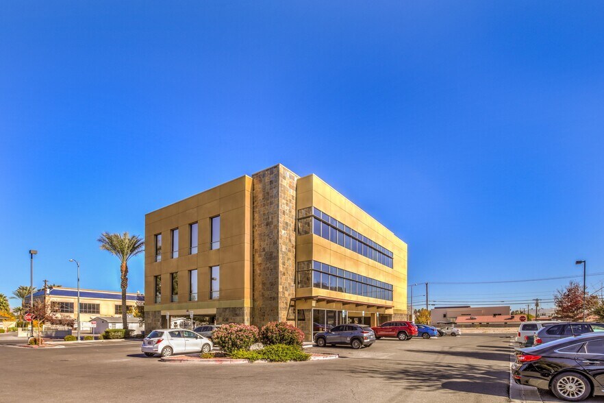 600 S Tonopah Dr, Las Vegas, NV à louer - Photo du bâtiment - Image 2 de 10