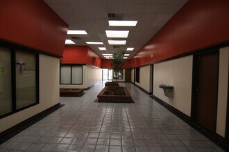 6955 N Mesa St, El Paso, TX à louer Photo intérieure- Image 1 de 4