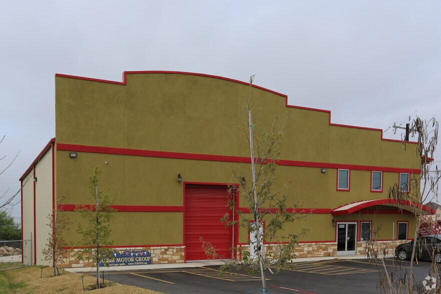 15030 Tradesman, San Antonio, TX à louer - Photo du bâtiment - Image 2 de 6