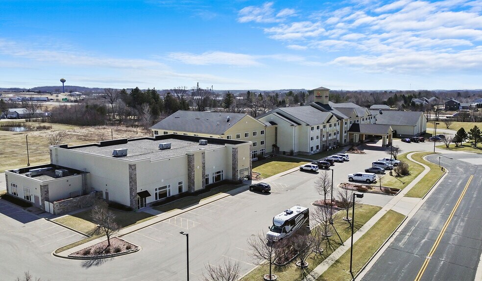 725 Paradise Ln, Johnson Creek, WI à vendre - Photo du bâtiment - Image 2 de 48