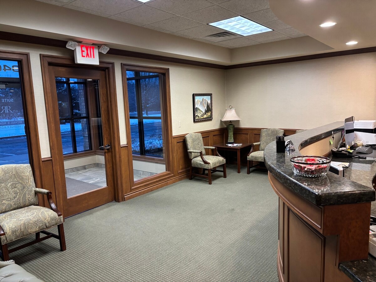 9400 S Saginaw St, Grand Blanc, MI 48439 - Unité 5 - - Hall d’entrée - Image 2 of 6