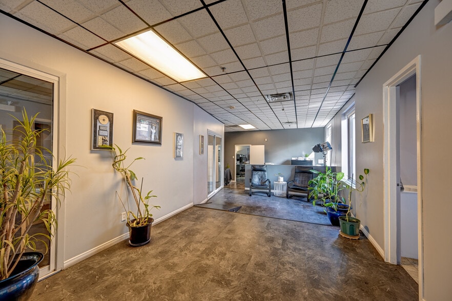 2251 Av Papineau, Montréal, QC for lease - Building Photo - Image 3 of 16