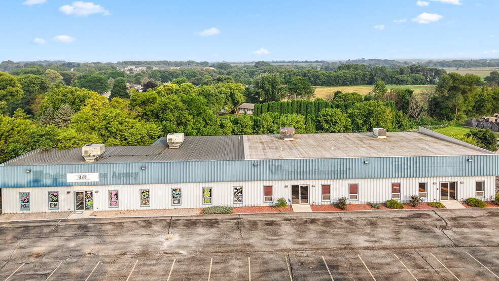 1015-1019 S Spring St, Beaver Dam, WI à vendre - Photo du bâtiment - Image 2 de 8