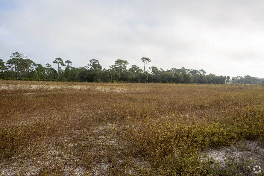 1090 Grand Venture Blvd, North Port, FL for lease - Primary Photo - Image 1 of 4