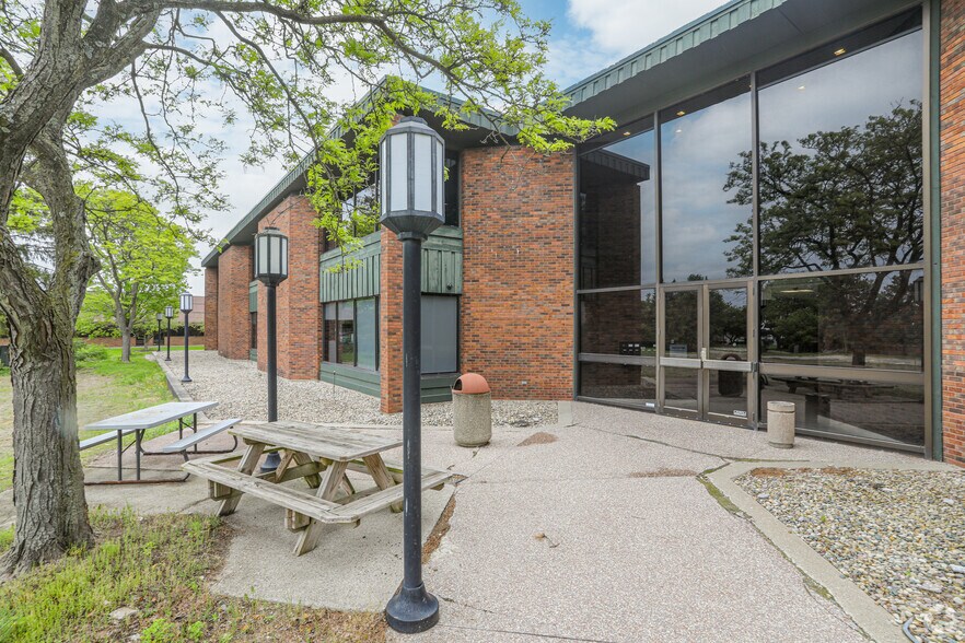3040 Charlevoix Dr SE, Grand Rapids, MI à louer - Photo du bâtiment - Image 1 de 5