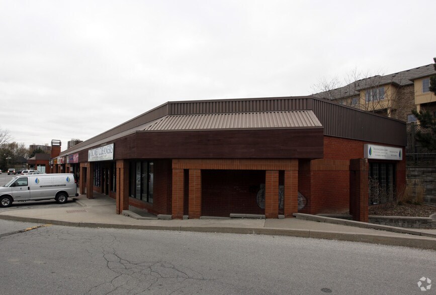 801 Dundas St E, Mississauga, ON à louer - Photo du bâtiment - Image 2 de 6
