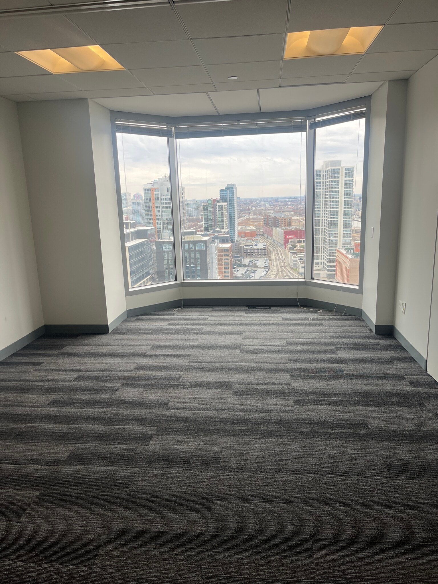 425 S Financial Pl, Chicago, IL for lease Building Photo- Image 1 of 4