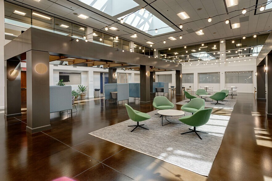 7100 Commerce Way, Brentwood, TN à louer - Photo du bâtiment - Image 3 de 8