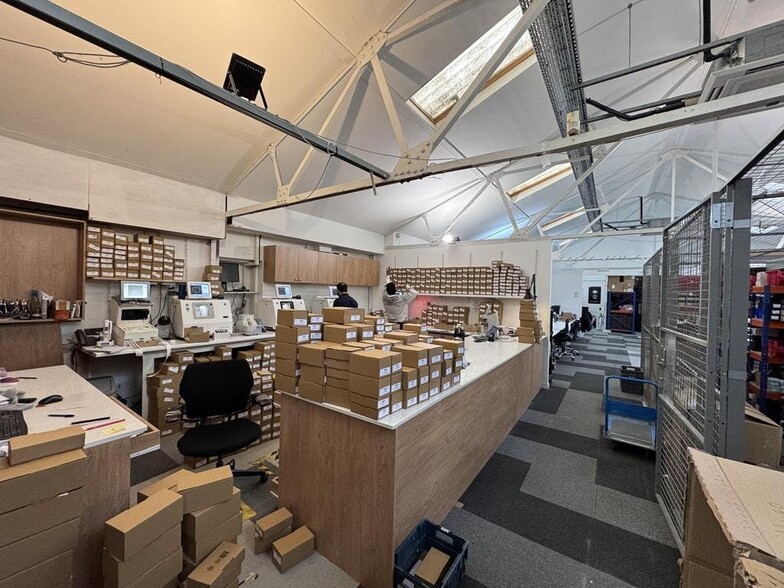 188-192 Sutton Court Rd, Londres à louer - Photo du bâtiment - Image 3 de 12