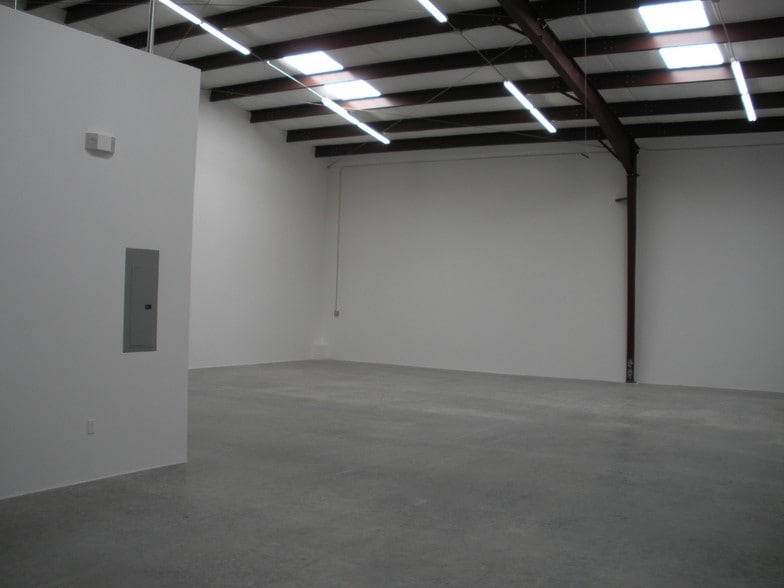 8416 S Breeze Dr, Houston, TX for lease - Building Photo - Image 3 of 5