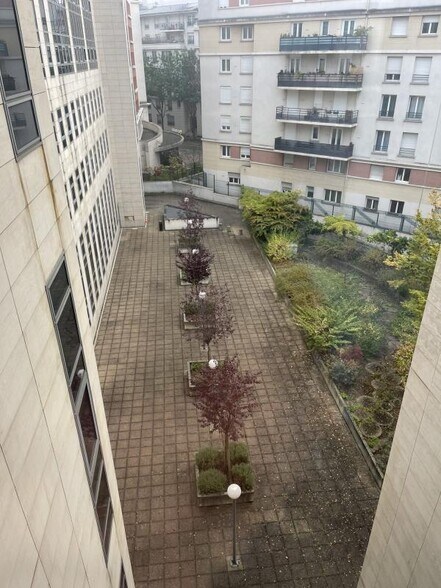 Office in Rueil-Malmaison for lease - Building Photo - Image 3 of 23