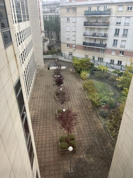 Bureau dans Rueil-Malmaison à louer - Photo du bâtiment - Image 3 de 23