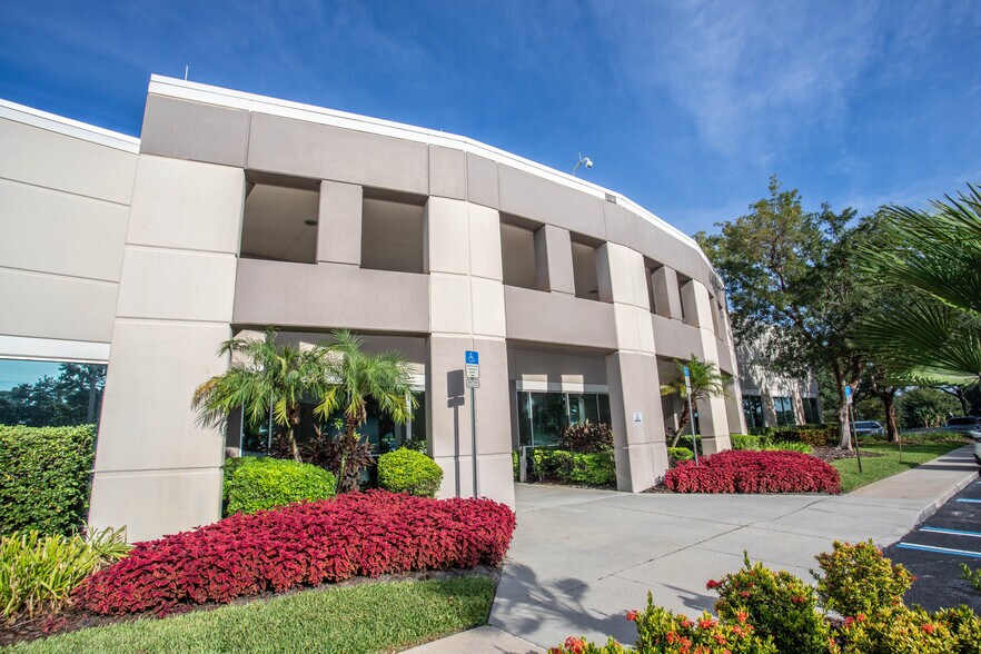 1800 Metrocenter Blvd, Orlando, FL à vendre - Photo du bâtiment - Image 3 de 5