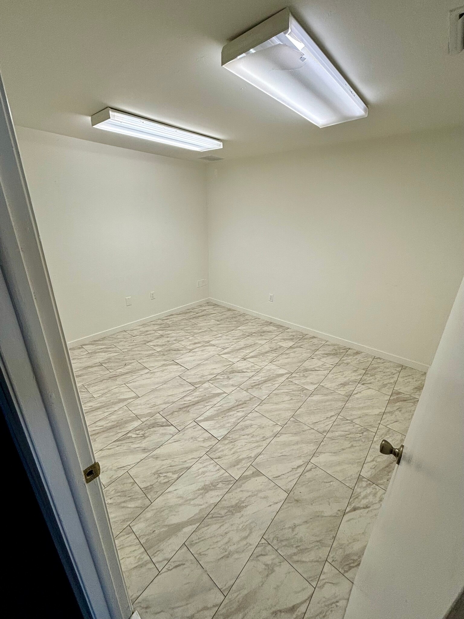909 SE 47th Ter, Cape Coral, FL for lease Interior Photo- Image 1 of 2