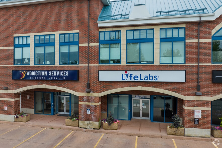 14783-14785 Yonge St, Aurora, ON for lease - Building Photo - Image 3 of 4