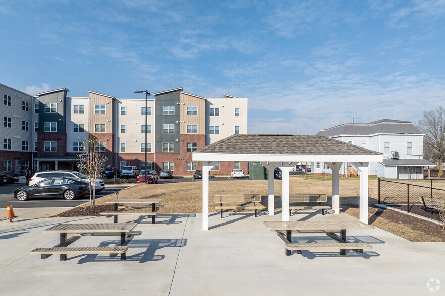 1016 Laney Walker Blvd, Augusta, GA à louer - Photo du bâtiment - Image 2 de 4