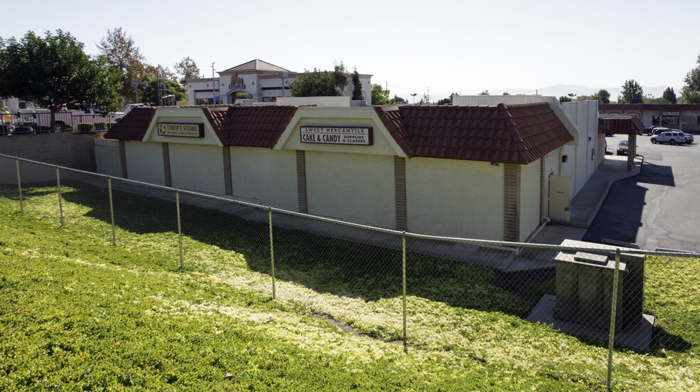 8673 Base Line Rd, Rancho Cucamonga, CA à vendre - Photo du bâtiment - Image 1 de 2