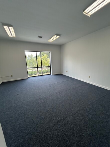1934 16th St NE, Hickory, NC for lease - Building Photo - Image 3 of 10