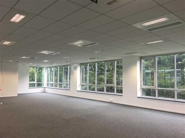 Office in Voisins-le-Bretonneux for lease - Interior Photo - Image 2 of 3