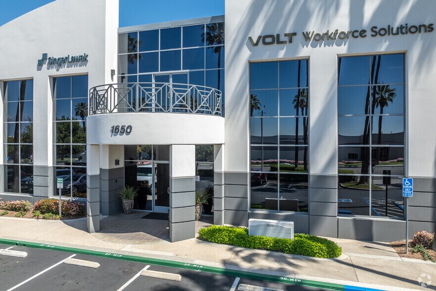 1650 Iowa Ave, Riverside, CA à louer - Photo du bâtiment - Image 2 de 3