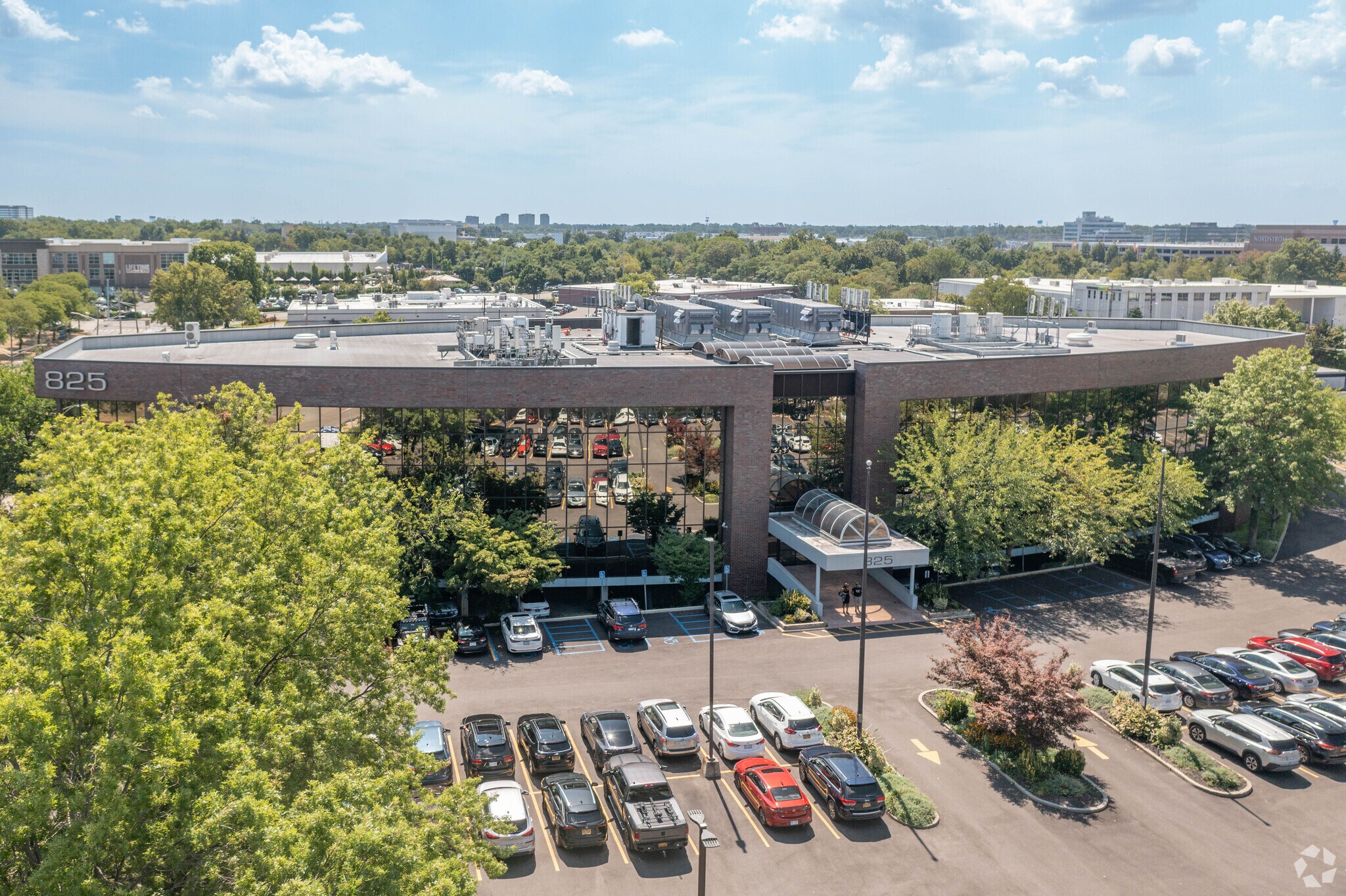 825 E Gate Blvd, Garden City, NY à louer Photo du bâtiment- Image 1 de 14