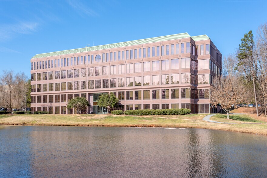 4235 S Stream Blvd, Charlotte, NC à louer - Photo du bâtiment - Image 1 de 5